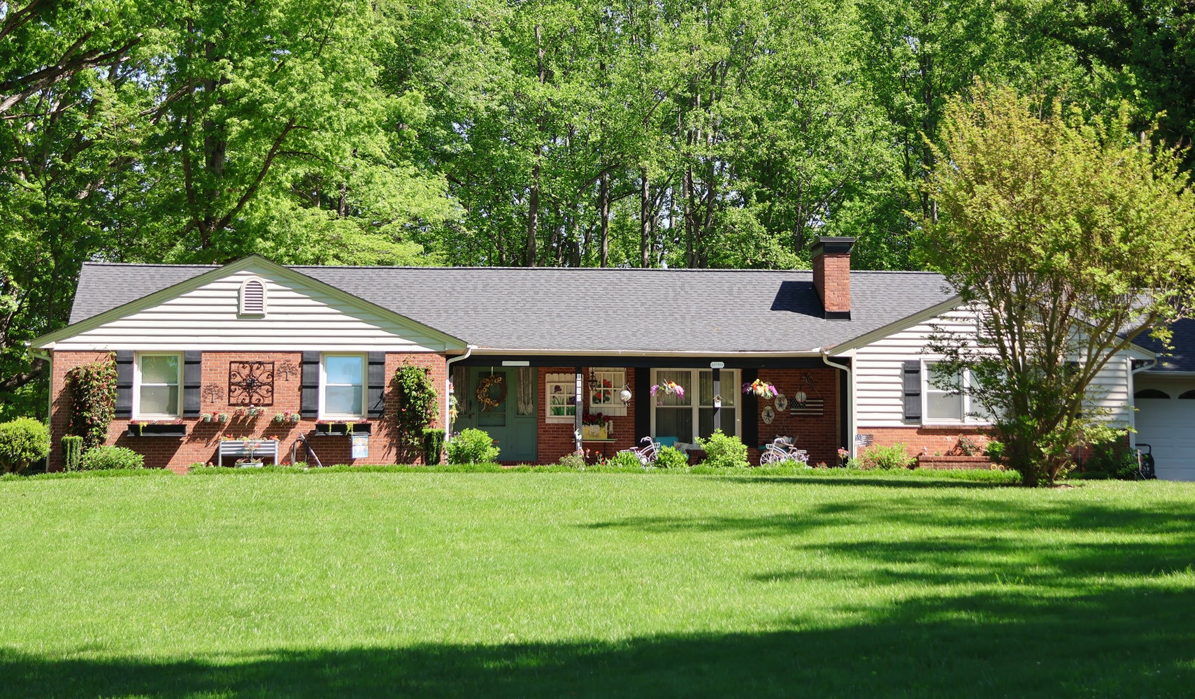 house with nice lawn, roofing in forsyth county and surrounding areas